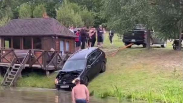 Під Луцьком авто «пірнуло» у водойму: що відомо. Відео
