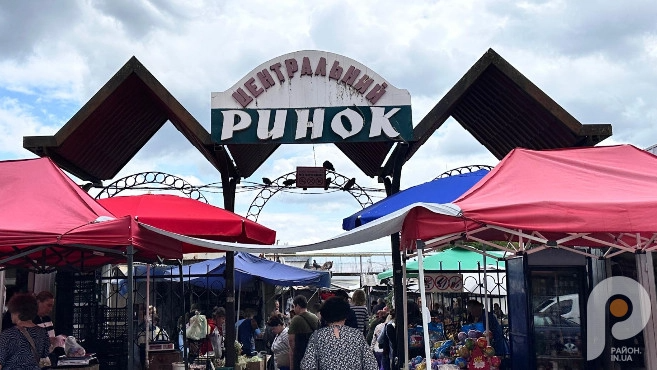 «Ціни кусаються»: скільки коштують ягоди й фрукти на луцькому ринку