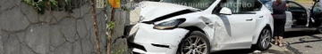 Від удару Tesla пробила паркан: у Луцьку зіткнулися дві автівки