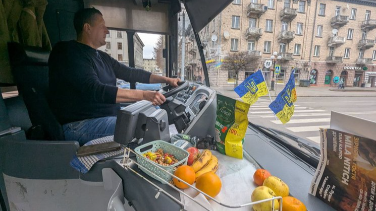 «Хочу подарувати людям радість»: водій луцької маршрутки дивує пасажирів подарунками