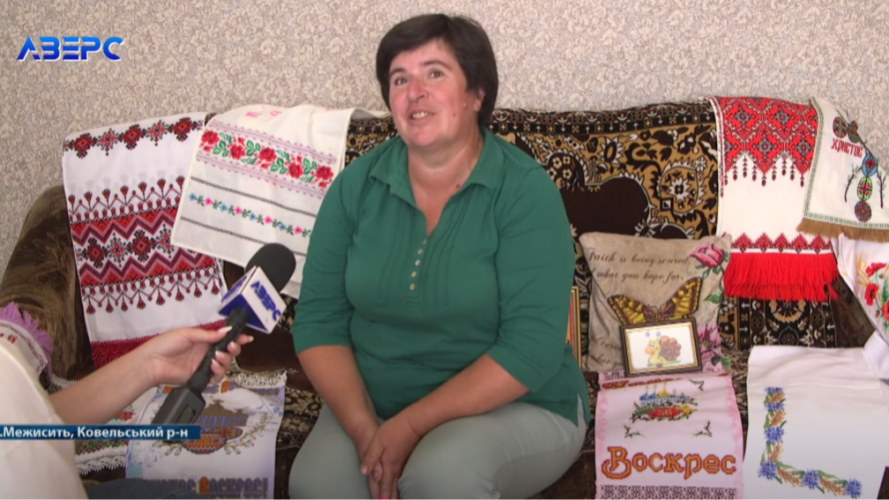 «Ручна робота цінується»: вчителька з Волині вишиває для рідних і на замовлення