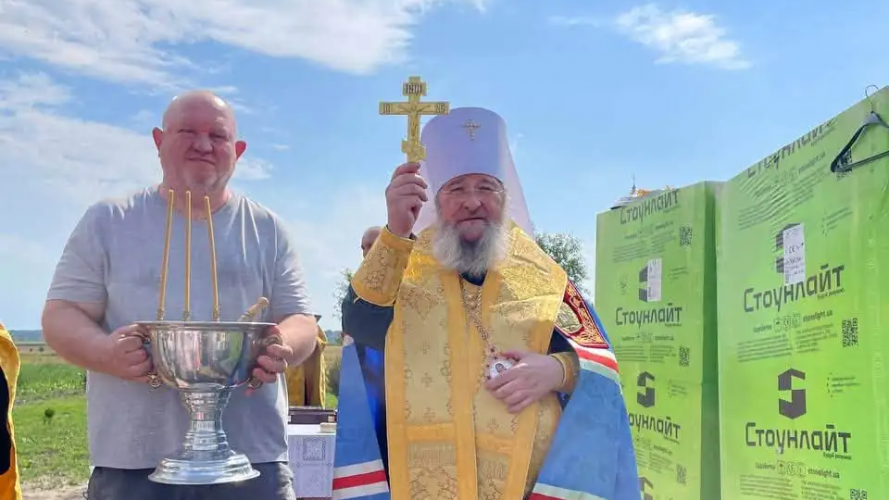 Храм замість хати: на Волині прихильники УПЦ МП будують церкву на ділянці для житлової забудови
