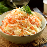 Точна кількість солі, яку потрібно додавати у квашену капусту: з цими пропорціями ніколи не помилитеся