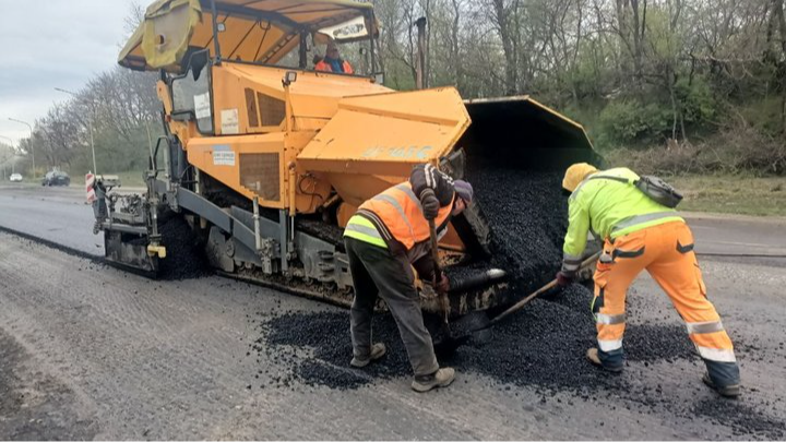 На Волині латають розбиті після зими дороги: де вже працює техніка