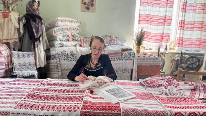 Від рушників до сорочок: волинська майстриня створила понад 500 виробів у давній техніці