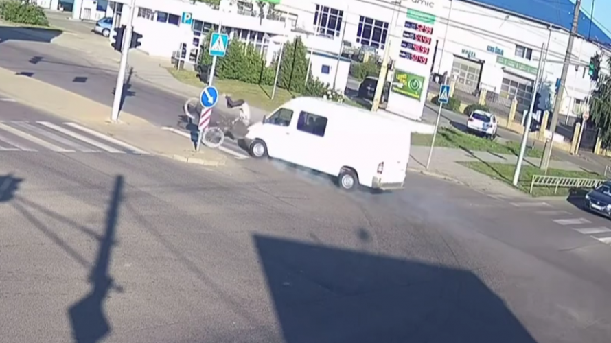 Від удару велосипедиста підкинуло в повітря: показали момент ДТП у Луцьку. Відео