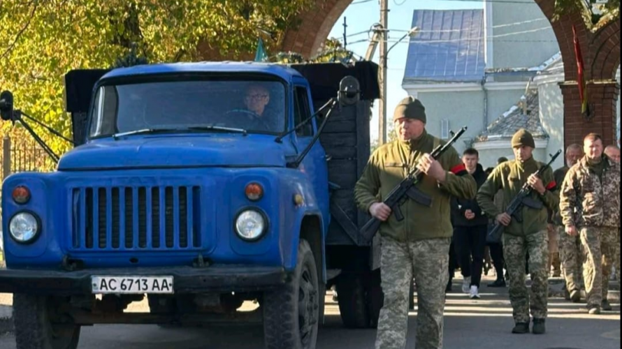 Близько півтора роки вважався зниклим безвісти: на Волині в останню дорогу провели полеглого захисника Миколу Поручника