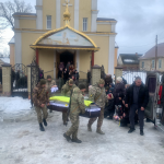 Останній пост прикордонника: жителі громади на Волині на колінах в останню дорогу провели Героя Павла Маєвського