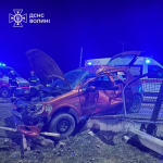 Аварія на Волині: авто перекинулося і влетіло в паркан, постраждалого витягували рятувальники