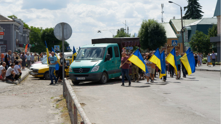 Останній шлях був вкритий квітами: на Волині поховали молодого Героя Юрія Палія, який отримав поранення, несумісні з життям