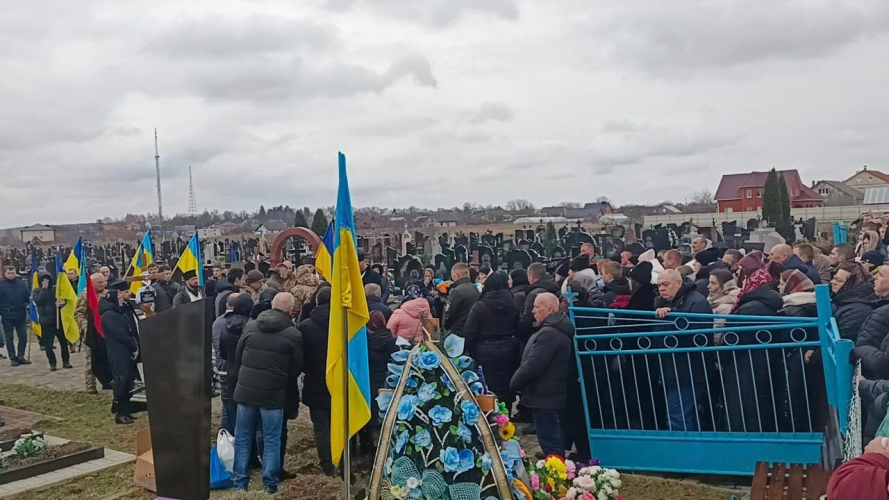 Понад пів року рідні надіялися, що живий: біля Луцька останню шану віддали Герою-розвіднику Роману Мигдалю