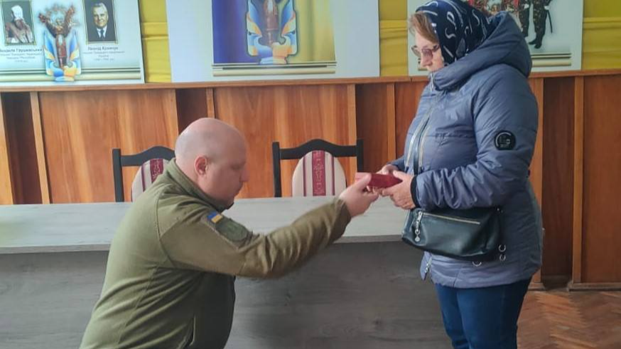 Героя з Волині Олександра Пальшина нагородили посмертно: орден передали матері
