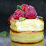 Як зробити високі та ніжні сирники: покроковий рецепт із лайфхаками