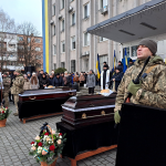 Сумне Різдво: у Ковелі сотні людей прийшли віддати останню шану Героям, які з перших днів війни стали на захист країни