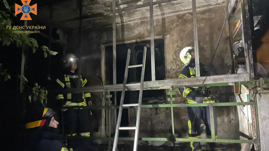 Вогонь майже повністю знищив балкон: у Луцьку горіла квартира. Фото