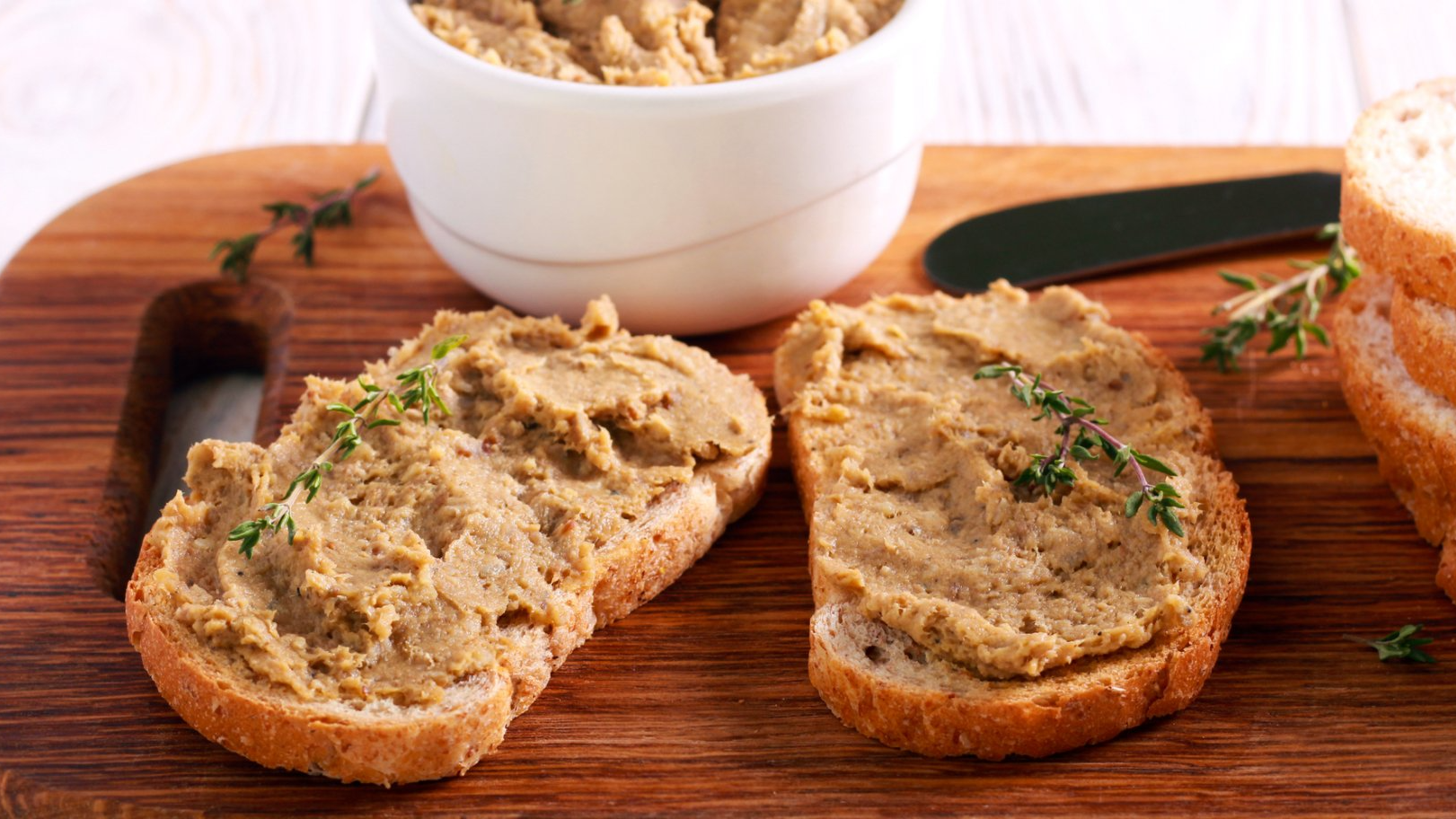 Пісна намазка на хліб виходить смачнішою за магазинні паштети: простий і доступний рецепт