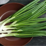 Коли у березні 2026 садити цибулю на перо на городі: найкращі дні