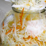 Як заквасити капусту і скільки додати солі: рецепт на 3-літрову банку