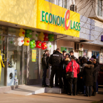 Несподіваний джекпот: жінка купила сумку у секон-хенді, а знайшла скарб