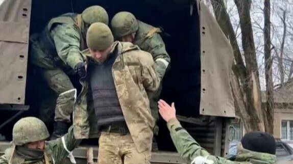 «Ну когда я еще человеку горло перережу?»: СБУ перехопила розмову окупанта, який хвалився, як добивав поранених українців