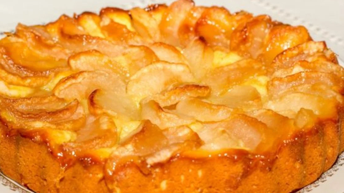 Яблучний пиріг на сирній основі: смачний десерт на сковороді за 30 хвилин