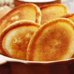 Осінні яблучні оладки: простий рецепт пухкої смакоти до ранкової кави