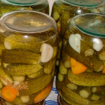 Як приготувати хрусткі мариновані огірки на зиму: простий і перевірений рецепт
