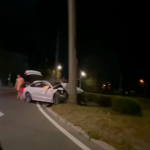 У Луцьку біля ТЦ «Глобус» водій Audi влетів у стовп: постраждалого забрала швидка