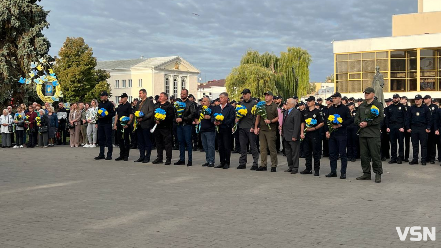 Герої не вмирають: у центрі Луцька хвилиною мовчання вшанували памʼять загиблих захисників і захисниць