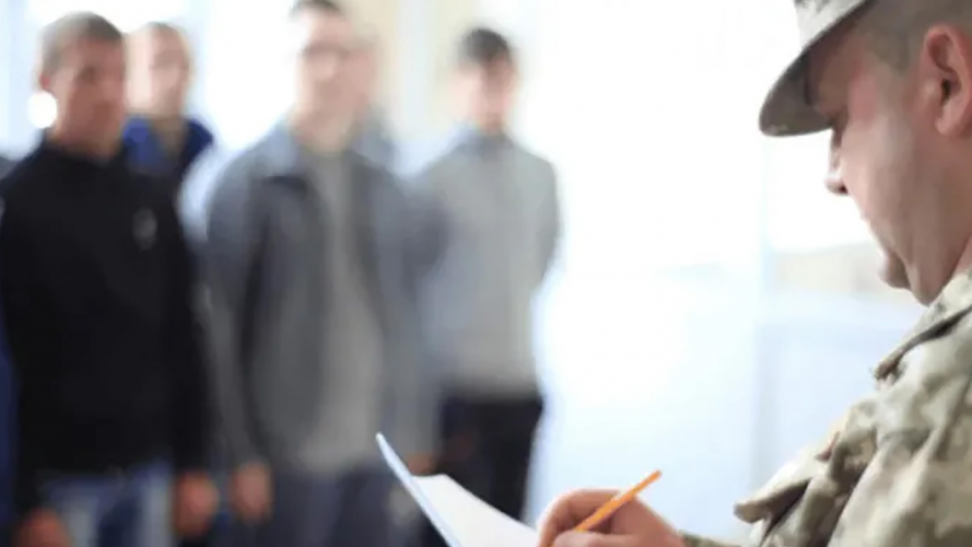 У ТЦК нагадали про взяття 17-річних юнаків на військовий облік