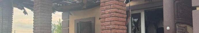 Блискавка за лічені хвилини знищила дім волинського військового та медика: родина залишилася без житла