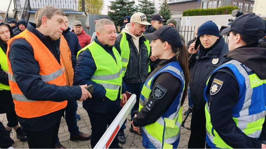 Вимагають розблокувати пункти пропуску: під польським консульством у Луцьку перевізники організували акцію протесту