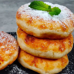 Що додавати у сирники, щоб вони не розвалювалися