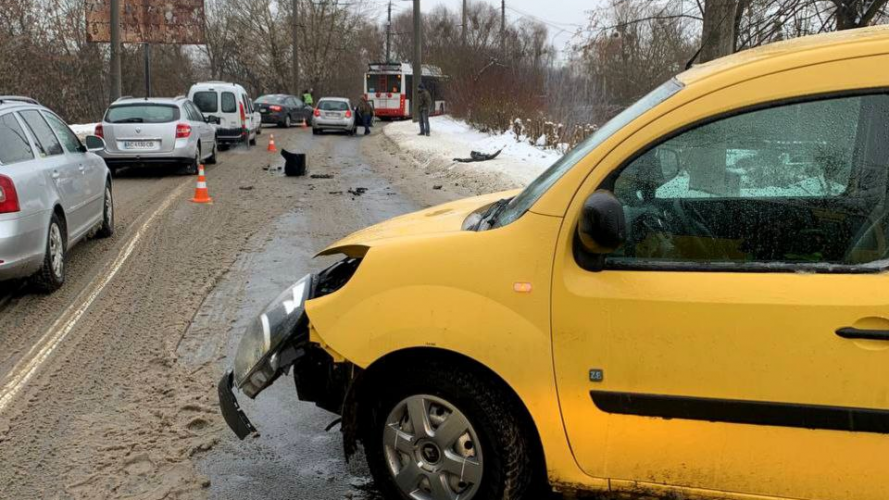 Водій виїхав на «зустрічку»: у Луцьку зіткнулися дві автівки
