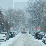 Поради водіям: де категорично не варто паркувати авто взимку