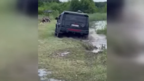 В соцмережах каже, що постійно перебуває на війні: відомо, кому належить елітний «хаммер», який роз'їжджав берегом Світязя