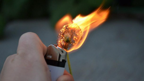 Небезпечна «забава»: на Волині підліток облив бензином і підпалив взуття на товаришеві