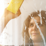 Листопадовий лайфхак: чому варто натерти вікна засобом для миття посуду саме зараз