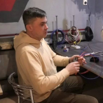 Волонтер з Луцька виготовляє павербанки для військових на фронт