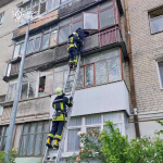 У Луцьку рятувальники зняли чоловіка з балкону третього поверху