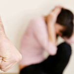 На Волині п'яний чоловік душив рідну доньку, його покарали штрафом