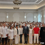У Луцьку відбулася посвята першокурсників медфакультету: 220 студентів одягнули білі халати