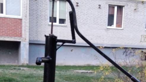 «Власноруч намагаються вирішити свої проблеми»: лучани роблять свердловини у дворах багатоповерхівок