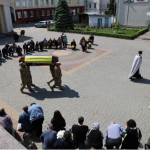 Домовину несли під супровід сигналу повітряної тривоги: у Луцьку попрощалися з Героєм Дмитром Гордійчуком