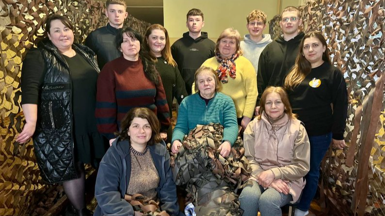 Діти, матері та ветерани: як у Луцьку плетуть сітки для українських військових