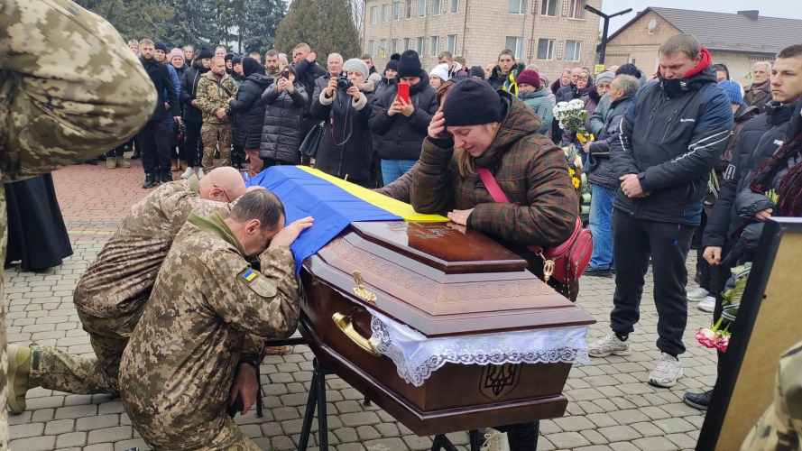 Знайшов вічний спочинок на Різдво: на Волині попрощалися із 22-річним Героєм Максимом Томчуком