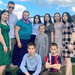 Взяла під опіку п’ятьох онуків і чекає зятя з полону: історія 65-річної бабусі з Волині