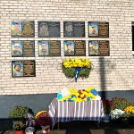 На фасаді сільського ліцею на Волині відкрили аж сім меморіальних дощок загиблим Героям