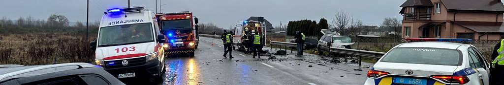 На Волині зіткнулися два автомобілі: рятувальники деблокували водіїв