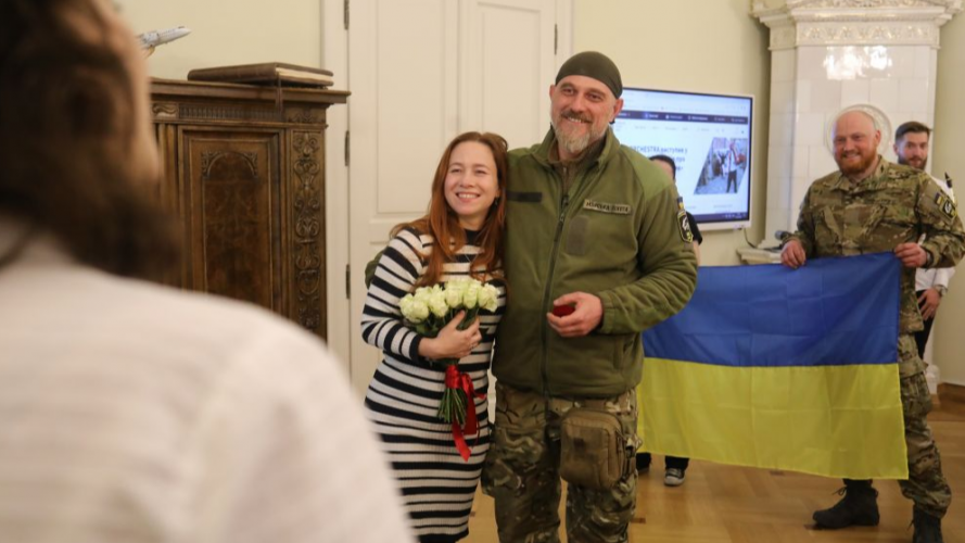 Несподіване військове весілля: У Львівській міській раді одружилися військовий та волонтерка
